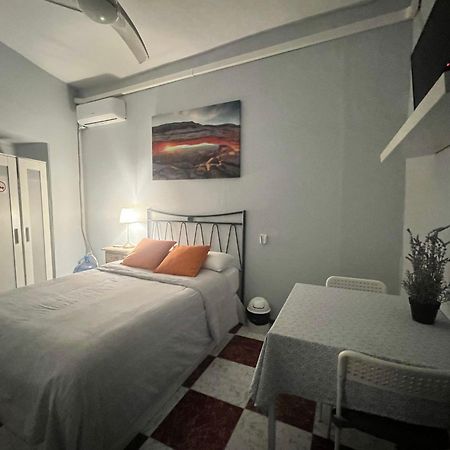 Santa Isabel Low Cost Rooms In Private House Sevilla Buitenkant foto