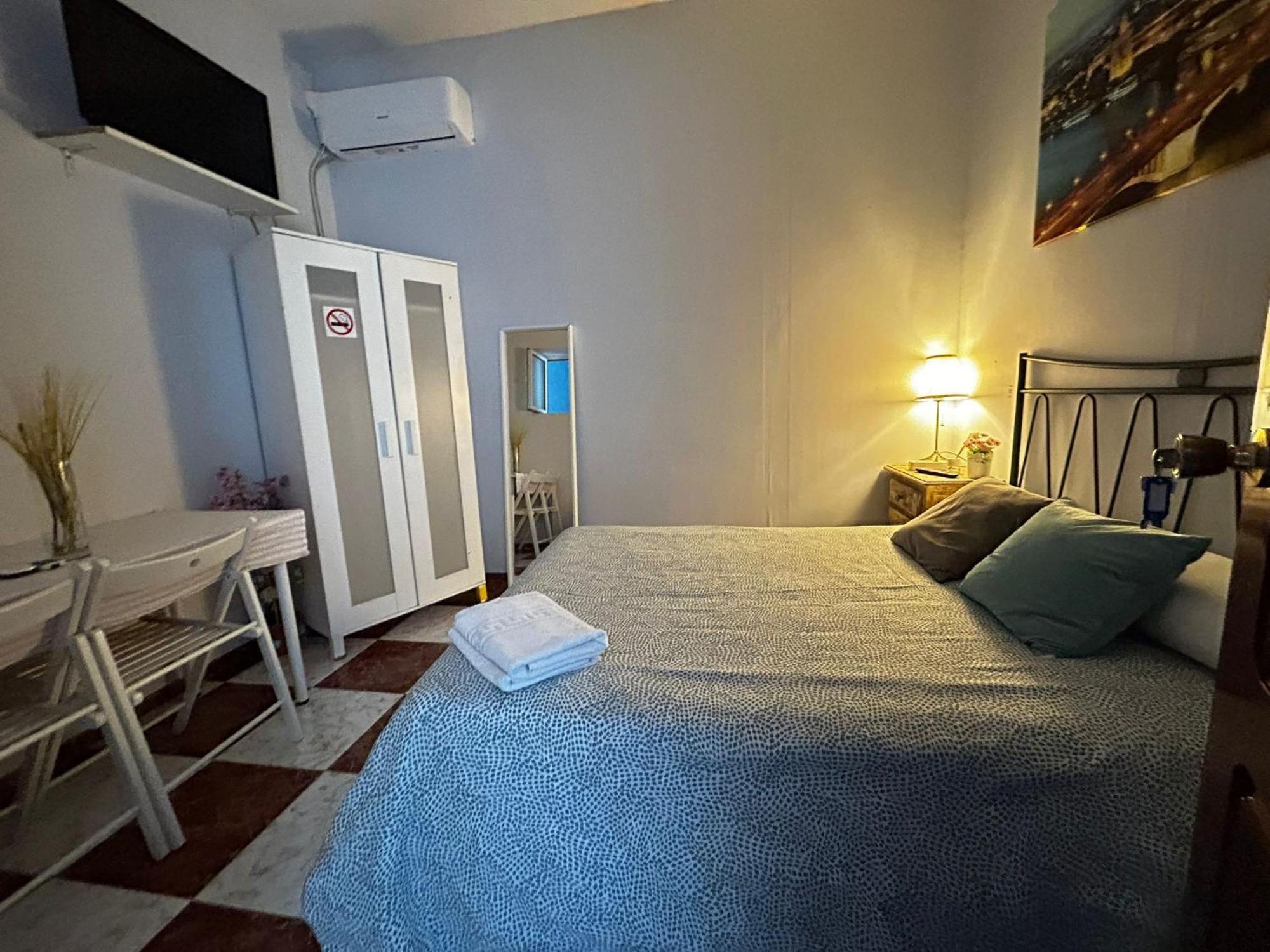 Santa Isabel Low Cost Rooms In Private House Sevilla Buitenkant foto