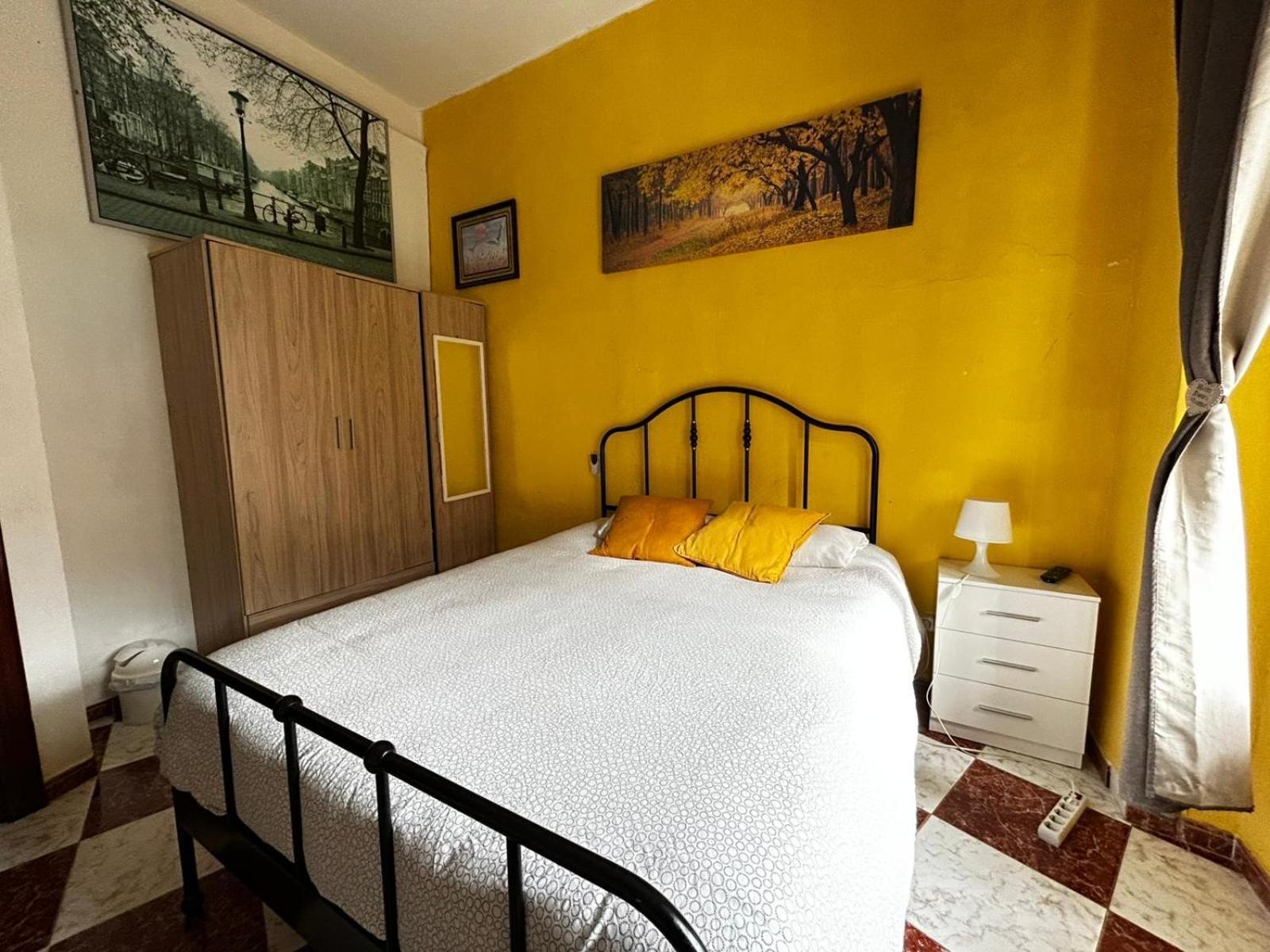 Santa Isabel Low Cost Rooms In Private House Sevilla Buitenkant foto