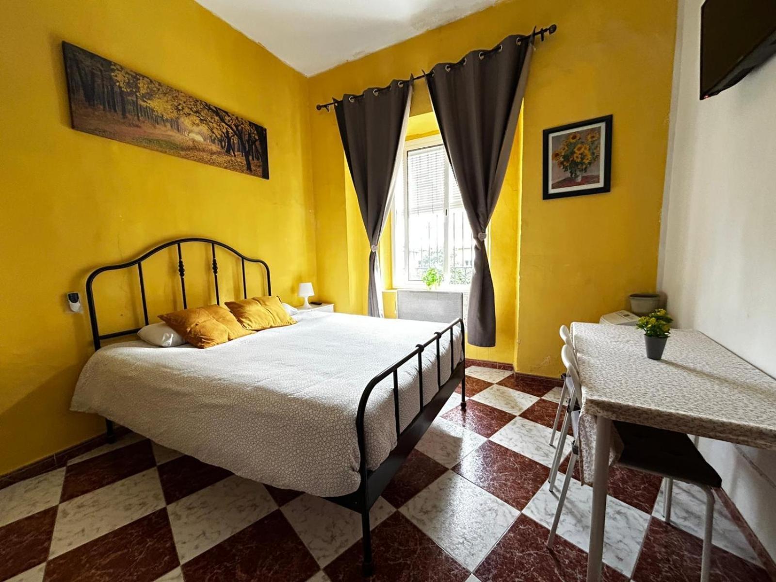 Santa Isabel Low Cost Rooms In Private House Sevilla Buitenkant foto
