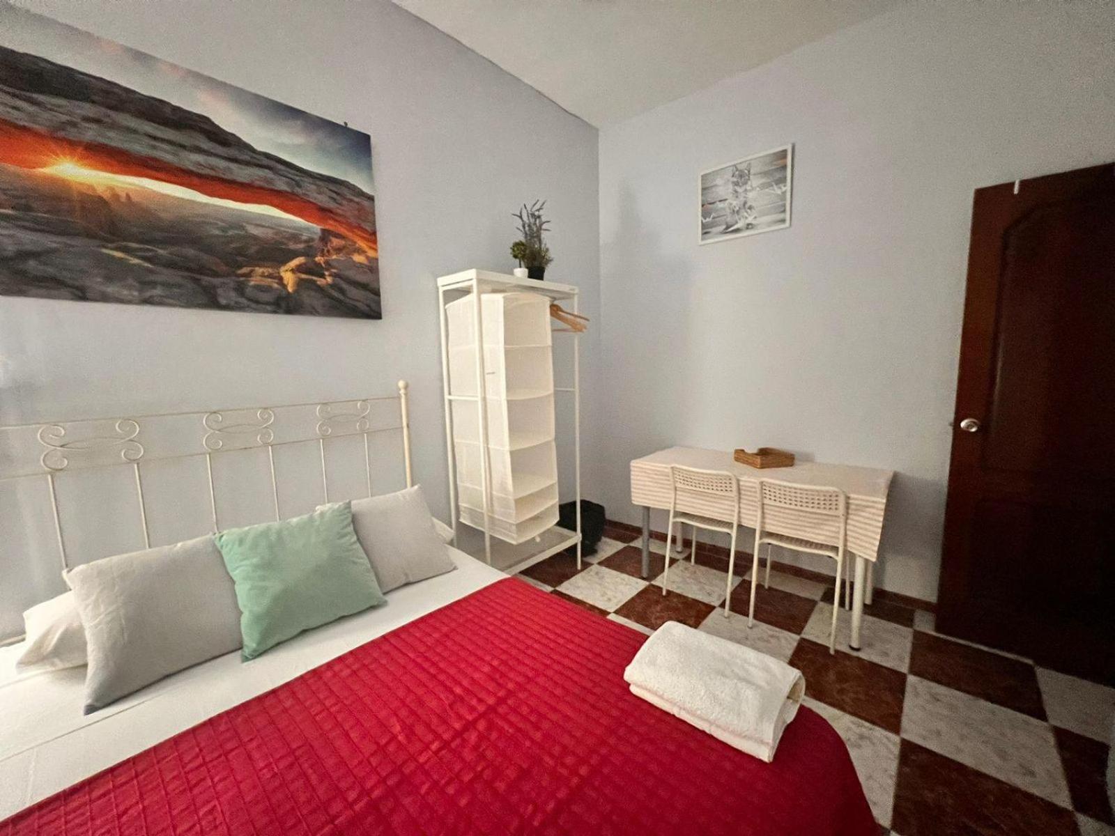 Santa Isabel Low Cost Rooms In Private House Sevilla Buitenkant foto